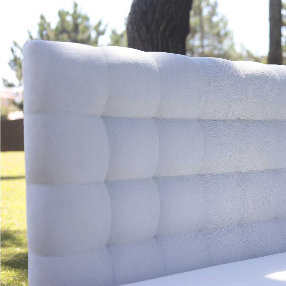 Tête de lit VERSAILLES 160x122, Gamme Prestige Hôtel, capitonnée, est composée d’un tissus de qualité supérieure.