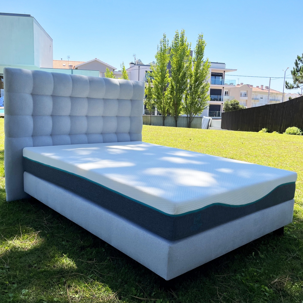 Tête de lit VERSAILLES 160x122, Gamme Prestige Hôtel, capitonnée, est composée d’un tissus de qualité supérieure.